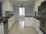 Eine einladende Küche sieht anders aus. Mit einigen kleinen Handgriffen verwandeln Chip und Joanna Gaines den Kochbereich in eine gemütliche Wohnküche ...