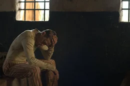 Papillon (Charlie Hunnam) hat mit den Haftbedingungen schwer zu k&auml;mpfen, aber die Aussicht auf Flucht h&auml;lt ihn am Leben.