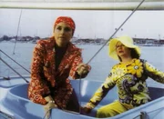 W&auml;hrend eines Segelausfluges beobachtet Helen Stewart (Suzanne Pleshette, li.), wie in einem Haus am Ufer ein Mann erschossen wird. Ihre Mutter (Kate Reid) bekommt davon nichts mit.