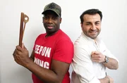 Personal-Coach Kelechi Onyele (links) stellt Sternekoch Ali G&uuml;ng&ouml;rm&uuml;s mit afrikanischem Essen auf die Probe.
