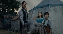 (v.l.n.r.) Holt Farrier (Colin Farrell); Dumbo; Milly Farrier (Nico Parker); Joe Farrier (Finley Hobbins)