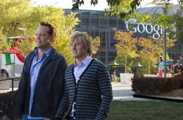 Einst verkauften Billy McMahon (Vince Vaughn, l.) und Nick Campbell (Owen Wilson, r.) teure Armbanduhren, doch dann macht ihr Boss den Laden dicht. Was sollen sie nun tun? Da bewerben sie sich auf ein Praktikum beim Internetgiganten Google ...