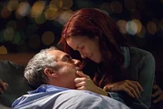 Bosch Staffel 1 Folge 2 - Schwarzes Echo Romanze nach Dienstschluss: Titus Welliver als Harry Bosch, Annie Wersching  als Julia Brasher