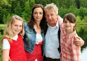 Ein Papa, eine Mama und zwei T&ouml;chter: Alex (J&ouml;rg Sch&uuml;ttauf), Sophie (Julia Richter) und die kessen M&auml;dchen Charlie (Annika und Francesca Bolkart, re.) und Paula (Grace Reutlinger, li.).