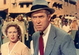 Als Mrs. Draytons (Brenda de Banzie, l.) Mann von einem Araber niedergestochen wird, k&ouml;nnen sie und Dr. Ben McKenna (James Stewart) nur tatenlos zusehen ...