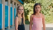 Floor (Bobbie Mulder, li.) und Margreet (Romy Voll, re.) bewundern den Leihbadeanzug von Sasja. Floor (Bobbie Mulder, li.) und Margreet (Romy Voll, re.) bewundern den Leihbadeanzug von Sasja.