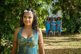 In der Tracht ihrer Heimat macht sich Lauren (Miranda Tapsell, l.) auf den Weg zu ihrer Trauung.