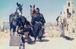 L-R: Charles Bronson als Link Stuart, Toshiro Mifune als Kuroda Jubei, Ursula Andress als Cristina