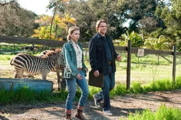 Benjamin Mee (Matt Damon) und Kelly Foster (Scarlett Johansson).  Die Verwendung des sendungsbezogenen Materials ist nur mit dem Hinweis und Verlinkung auf RTL+ gestattet.