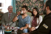 Osman (Aram Arami) mit seinen Eltern Mesut (Orhan G&uuml;ner, li.) und Farah (Siir Eloglu) zu Besuch bei Toni (Adnan Maral, re.)
