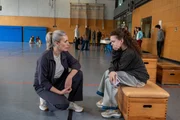 Als der Rektor des Stuttgarter Luisengymnasiums get&ouml;tet im Schulgeb&auml;ude aufgefunden wird, geraten sowohl die 16-j&auml;hrige Sch&uuml;lerin Leonie Kostic (Evelin Schwarz, r.) als auch die engagierte Vertrauenslehrerin Paula Meinecke (Hayal Kaya, l.) unter dringenden Tatverdacht.
