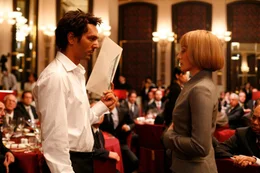 Largo (Tomer Sisley) pr&auml;sentiert Ann (Kristin Scott Thomas) auf der gro&szlig;en Aktion&auml;rsversammlung in Hongkong jene Papiere, die ihn als einzigen und rechtm&auml;&szlig;igen Erben Nerios ausweisen.