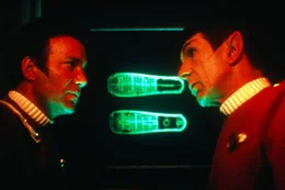 Kirk (William Shatner, l.) und Spock (Leonard Nimoy, r.) beratschlagen, wie dem Khan Einhalt geboten werden kann...