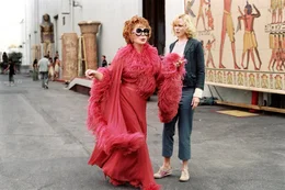 L - R: Shirley MacLaine als Iris Smythson, Nicole Kidman als Isabel Bigelow