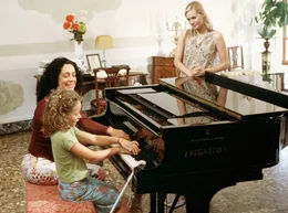 Mit ihrer Musik macht die blinde S&auml;ngerin Sophie Martell (Barbara Wussow, li.) der kleinen, ebenfalls blinden Anna (Josephin Kases) und ihrer Mutter Carla (Gesine Cukrowski, re.) neuen Mut.
