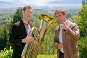 Kommissar Chrsitian Lind (Tom Mikulla, r.) befragt Tubist Manuel Gaigg (Markus Boniberger, l.).