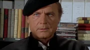 Don Matteo (Terence Hill) recherchiert
