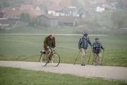 Kluftinger (Herbert Knaup, links) k&auml;mpft sich auf dem Fahrrad vorw&auml;rts.