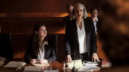 Die Menschrechtsanw&auml;ltin Nancy Hollander (Jodie Foster) und ihre Mitarbeiterin Teri (Shailene Woodley, li.) k&auml;mpfen f&uuml;r ihren unschuldig inhaftierten Mandanten