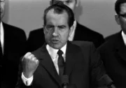 Richard Nixon h&auml;lt eine flammende Rede bei seinem Berlin-Besuch.
