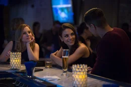L - R: Kristen Bell als Kiki, Kristen Bell als Kiki, Jay Hernandez als Jessie Harkness