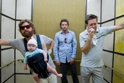 Br&auml;utigam Doug beschlie&szlig;t mit seinen drei Trauzeugen Phil (Bradley Cooper, M.), Stu (Ed Helms, r.) und Alan (Zach Galifianakis, l.) in Las Vegas einen draufzumachen, bevor der Ernst des Lebens beginnt. Doch am n&auml;chsten Tag haben alle den kompletten Filmriss - und der Br&auml;utigam ist verschwunden. Stattdessen haben sich ein Tiger und ein Baby in ihrem Hotelzimmer breitgemacht ...