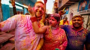 Samuel lernt wie das traditionelle indische Holi-Fr&uuml;hlingsfest mit buntem Farbpulver gefeiert wird.
