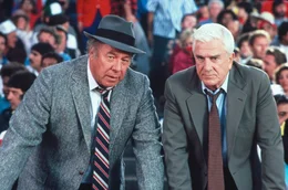 Ed Hocken (George Kennedy, l.) und Frank Drebin (Leslie Nielsen, r.) suchen im weiten Rund des Baseballstadions nach dem Attent&auml;ter ...