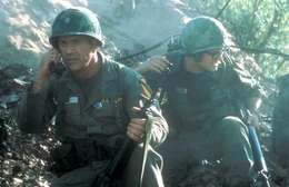 Kaum sind Lieutenant Hal Moore (Mel Gibson, l.) und seine 400 Mann starke Truppe gelandet, muss Moore feststellen, dass er und seine Einheit eingeschlossen sind. Mehr als 2000 feindliche Vietkong-Soldaten warten auf den Angriffsbefehl ...