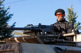 Lee Christmas (Jason Statham)  Die Verwendung des sendungsbezogenen Materials ist nur mit dem Hinweis und Verlinkung auf RTL+ gestattet.
