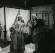 Silvia Luzzi und Umberto Troni in einer Commedia dell'arte-Szene.