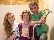 Ein Frisörsalon wird zur Sauna mit Whirlpool. Alles muss raus bis plötzlich ein Loch im Boden auftaucht. Ein Frisörsalon wird zur Sauna mit Whirlpool. Alles muss raus bis plötzlich ein Loch im Boden auftaucht.