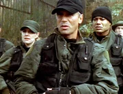 O`Neill (Richard Dean Anderson, M.), Carter (Amanda Taping) und Teal'c (Christopher Judge) riskieren den Angriff auf das Lager der Seth-Sekte.