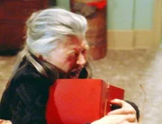 Die engagierte Psychologin Louise Politano (Phyllis Somerville) ist einem Geheimnis auf die Spur gekommen. Nun ist sie in Gefahr. Die engagierte Psychologin Louise Politano (Phyllis Somerville) ist einem Geheimnis auf die Spur gekommen. Nun ist sie in Gefahr.