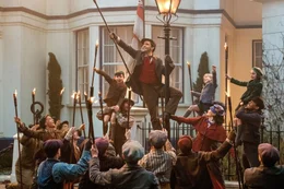 Jack (Lin-Manuel Miranda) Mary Poppins (Emily Blunt) und die Banks-Kinder mit einer Besatzung von Stra&szlig;enlampenscheinwerfern in der Cherry Tree Lane 17