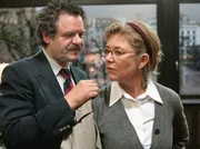 Die Rechtsanw&auml;ltin Elvira Kupfer (Jutta Speidel) und ihr Kanzleikollege Dr. Stefan Milloschinksy (Gunter Berger) lieben es, sich zu hassen.