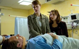 Es gibt so viel, was zwischen Edith (Katharina Marie Schubert, hinter, l.) und ihrem Mann, dem Unfallopfer Paul Lohmann (Bjarne M&auml;del), steht. Tochter Sonja (Amber Bongard) will sie dazu bewegen, sich an die guten Dinge zu erinnern &hellip;