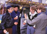 Reporter Udo Jünnemann (Rolf Zacher, l.) bietet Frank Bethke (Andreas Schmidt, 2.v.r.) und Michael Kohl (Nikolaus Gröbe, r.) Feld für eine Story. Der Tankwart (Maximilian Wigger) versteht die Welt nicht mehr. Reporter Udo Jünnemann (Rolf Zacher, l.) bietet Frank Bethke (Andreas Schmidt, 2.v.r.) und Michael Kohl (Nikolaus Gröbe, r.) Feld für eine Story. Der Tankwart (Maximilian Wigger) versteht die Welt nicht mehr.