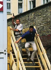 Kriminalhauptkommissar Kehler (Wolfgang Bathke, l.) und Kriminalkommissar Eschenbach (Matthias Bullach) verfolgen einen Fl&uuml;chtigen, der des Mordes verd&auml;chtigt wird.