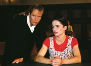 Staatsanw&auml;ltin Charlotte Glaser (Britta Schmeling, l.) verh&ouml;rt die Kellnerin Christiane Appelt (Anette Sy).