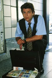 Kriminalkommissar Peter Wolniak (Uwe Fellensiek) findet in einem Schlie&szlig;fach einen Koffer mit Geld.