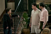 (v.l.n.r.) Jake Harper (Angus T. Jones); Charlie Harper (Charlie Sheen); Alan Harper (Jon Cryer)