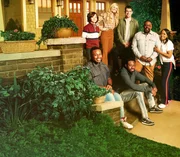 (im Uhrzeigersinn) Grover Johnson (Hank Greenspan); Gemma Johnson (Beth Behrs); Dave Johnson (Max Greenfield); Calvin Butler (Cedric the Entertainer); Tina Butler (Tichina Arnold); Malcolm Butler (Sheaun McKinney); Marty Butler (Marcel Spears)