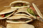 Pitabrot mit Fleischspießchen. Pitabrot mit Fleischspießchen.