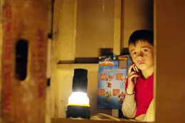 Tommy Smith (Jimmy Bennett) und seine Schwester werden im Haus als Geiseln gehalten, doch dem cleveren Jungen gelingt es, Kontakt zur Au&szlig;enwelt aufzunehmen ...
