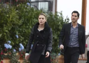 L-R: Nachdem Chloe (Lauren German) Lucifer (Tom Ellis) von einem Tatort verbannt hat, erkennt er, dass ein Mann im gro&szlig;en Stil seine Identit&auml;t geklaut hat und die "Marke Lucifer" mit seinen Handlungen beinahe zerst&ouml;rt ...