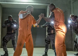 Deckard (Jason Statham, l.) Hobbs (Dwayne Johnson, r.)