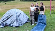 Isomatte und Zelt statt Luxus-Villa: Pauline, Florentin und Sienna gehen campen.