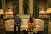 Aaron Peel (Henry Lloyd-Hughes, l.); Villanelle (Jodie Comer, r.)