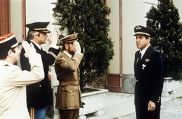 Die Solidarit&auml;t der Italiener macht es m&ouml;glich: in einer schicken Uniform mischt sich Busfahrer Barnabas (Adriano Celentano, rechts) unter die G&auml;ste des K&ouml;nigshauses...